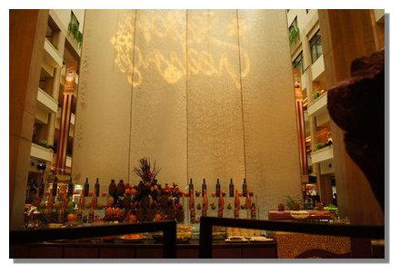 台北福華飯店利用全國最高透光水幕分隔取餐區與用餐區空間